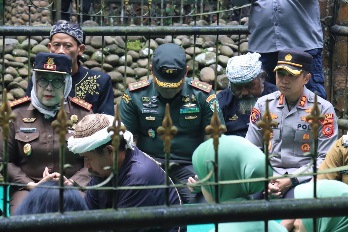 Kapolres Ciamis Hadiri Kunker KASAD di Situs Ciung Wanara Karangkamulyan