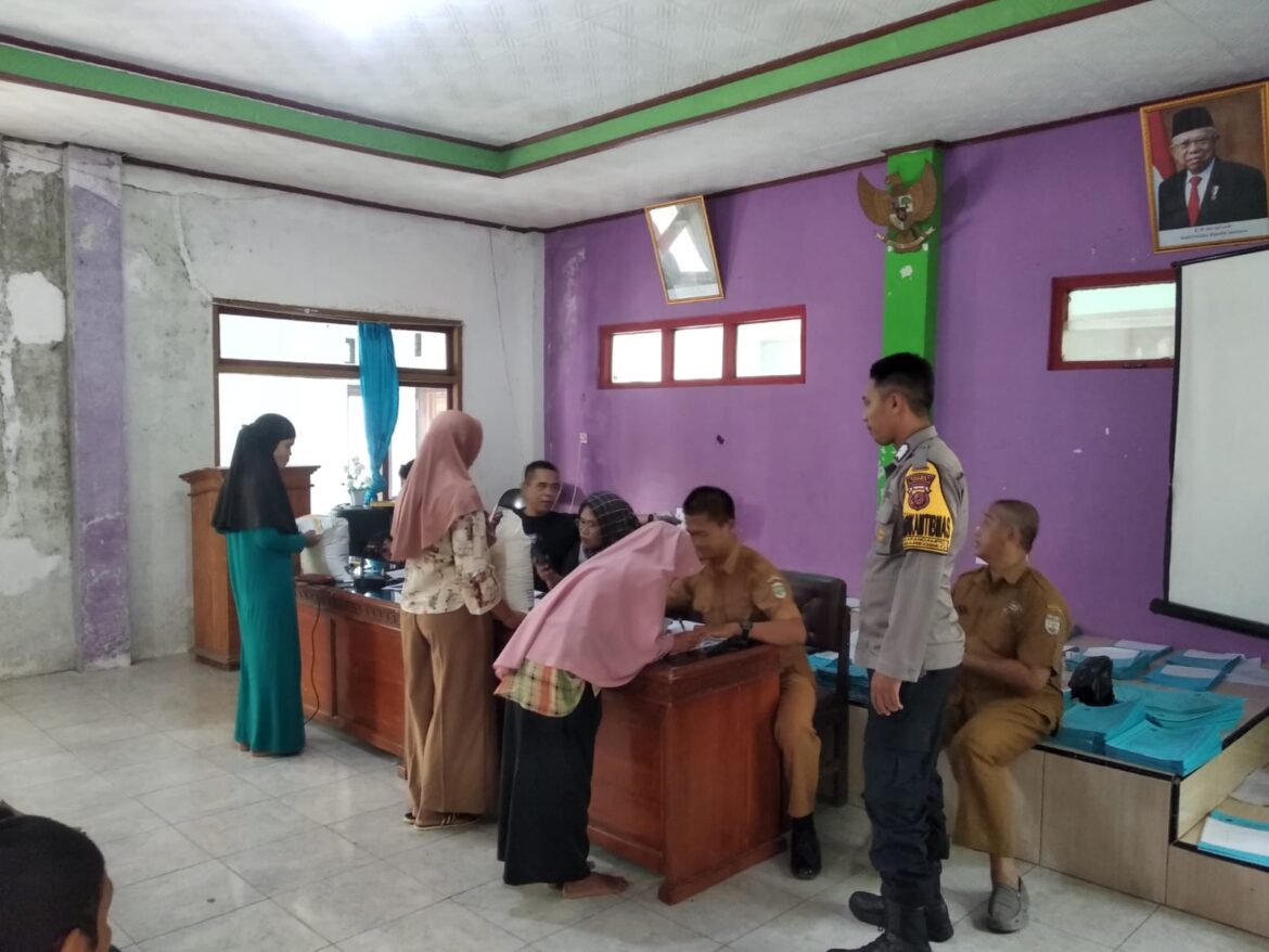 Polsek Ciamis Monitoring Penyaluran Bansos Beras 10 Kg di Desa Karangampel