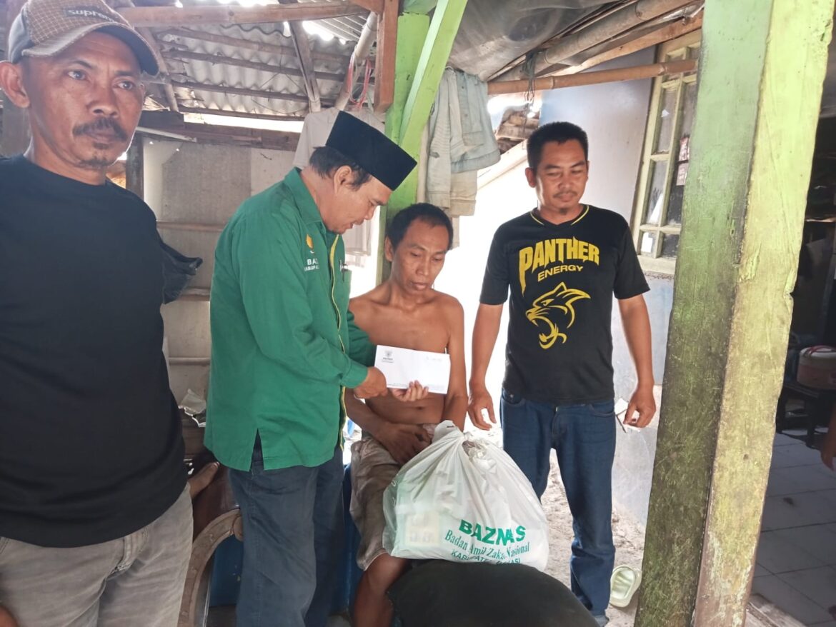 BAZNAS Kabupaten Bekasi Berikan Bantuan Biaya Pengobatan dan Sembako Kepada Suanda
