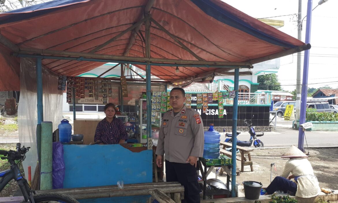Cipta Kondisi, Polsek Cisaga Polres Ciamis Sambang ke Para Pedagang di Desa Mekarmukti