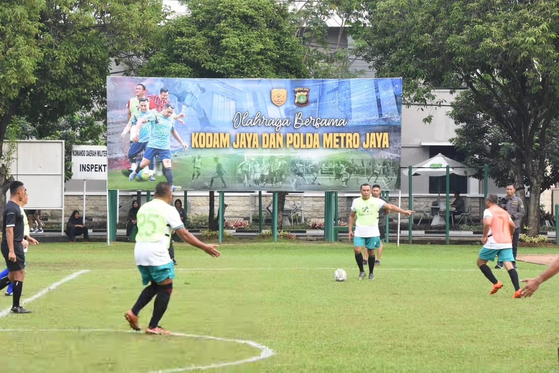 OLAHRAGA BERSAMA PERTEBAL SINERGITAS KODAM JAYA DENGAN POLDA METRO JAYA