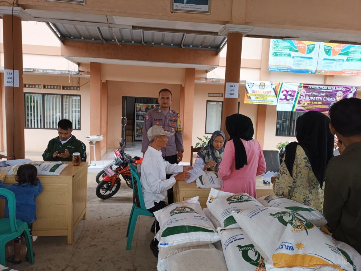 Polsek Cikoneng Amankan Penyaluran Bantuan Sembako Non Tunai Berupa Beras 10 Kg di Desa Nasol