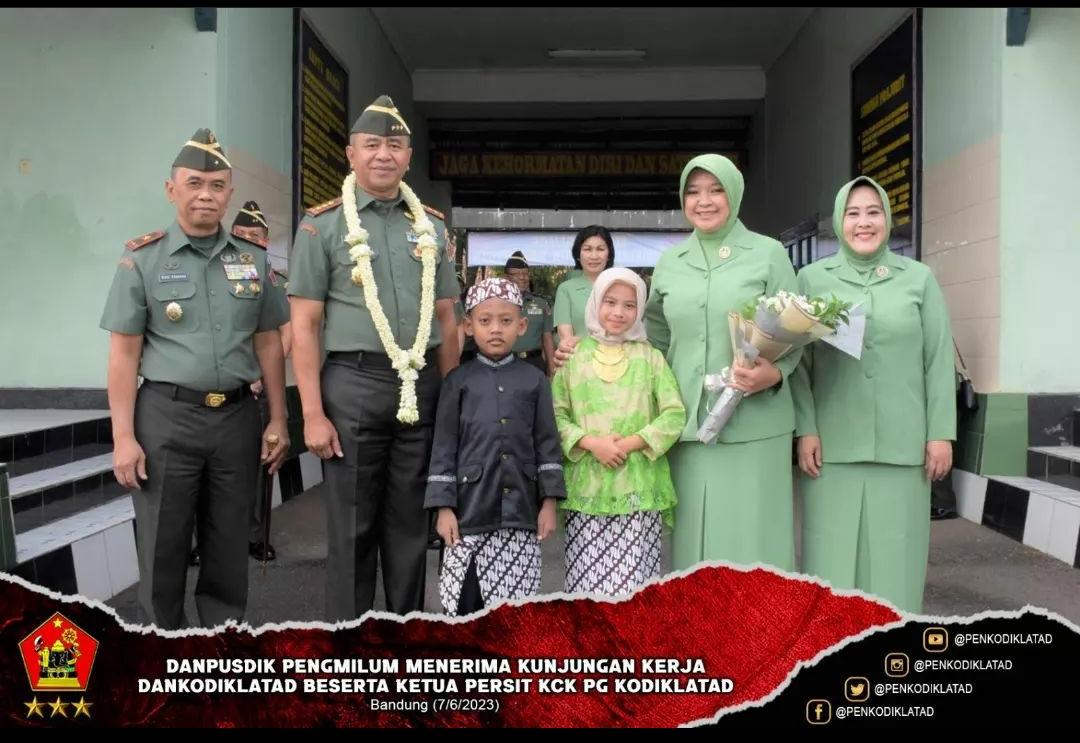 Danpusdik Pengmilum menerima Kunjungan Kerja Dankodiklatad Beserta Ketua Persit KCK PG Kodiklatad