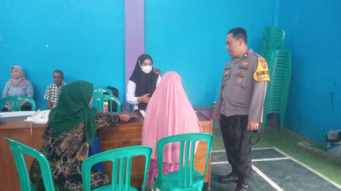 Antisipasi Kericuhan, Polsek Ciamis Monitoring Penyaluran Bantuan Pangan Beras 10 Kg di Desa Jelat
