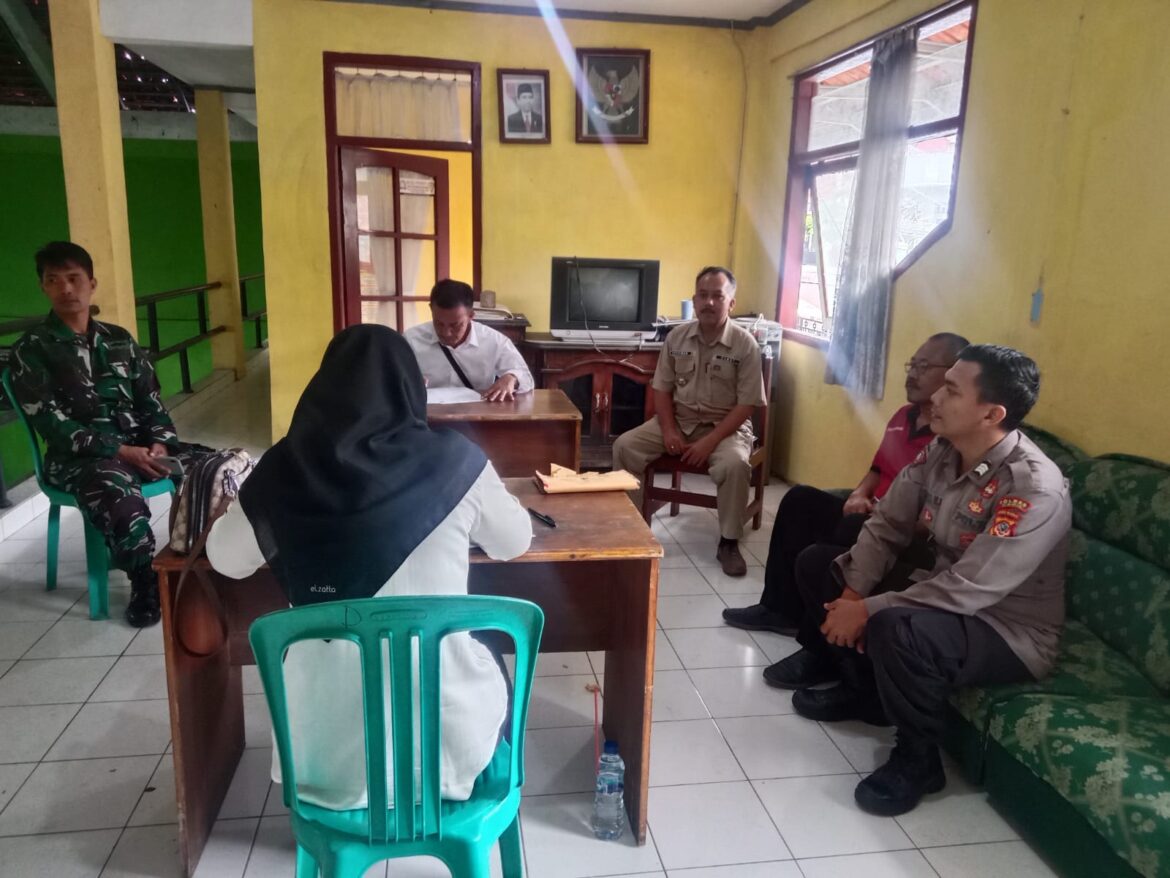 Sinergitas TNI-Polri, Polsek Panawangan Pantau Pemilihan Kepala Dusun Nagara Suka Desa Sagalaherang
