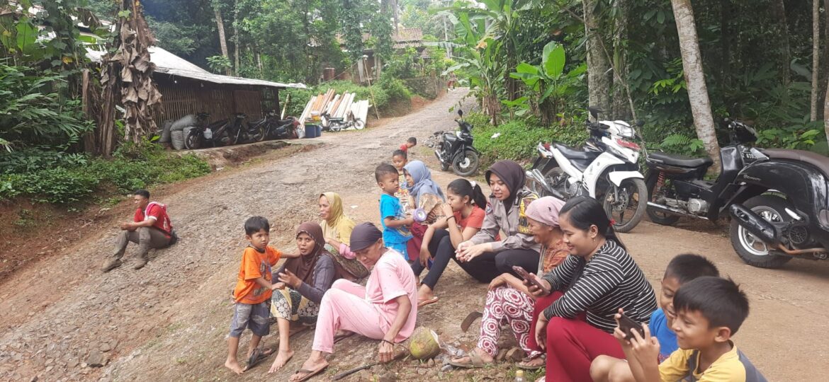 Menjaga kamtibmas Polsek Ciamis Jalin Silaturahmi dan Sambang ke Warga Desa Saguling