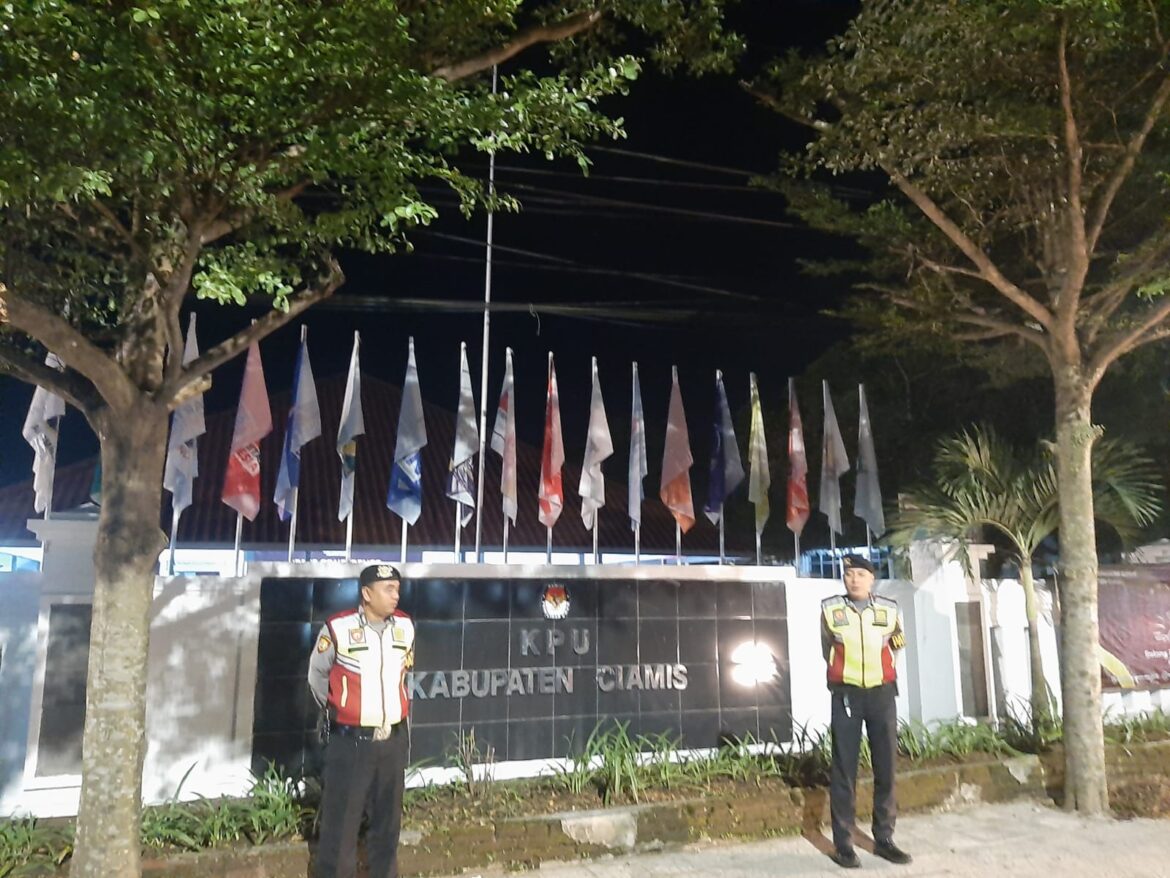 Tiga Personel Sat Samapta Patroli Dialogis Pam Obvit di Pusat Kota Kab. Ciamis
