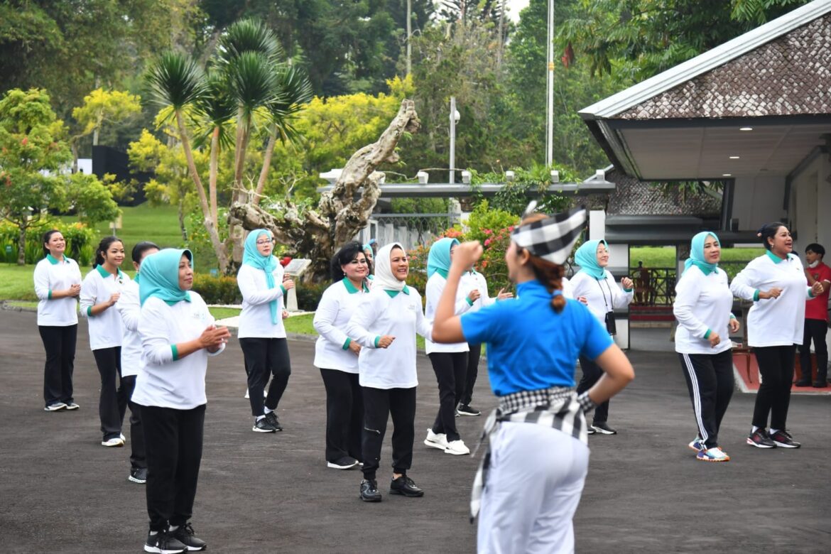 Hari Kedua di Bali, Ibu Iriana Awali Hari Dengan Olahraga Bersama