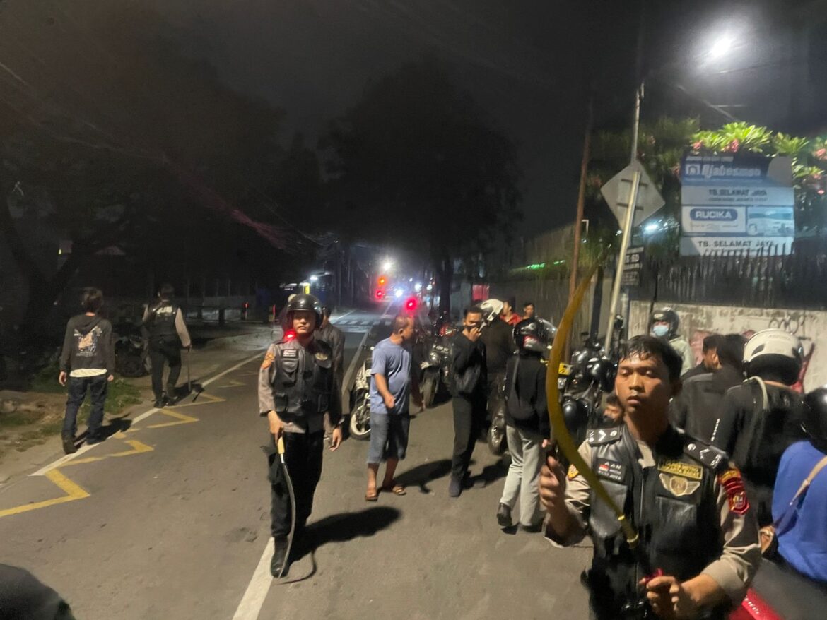 Tim Patroli Perintis Presisi Polres Metro Jakarta Barat Mengamankan Sebanyak 7 Remaja Tanggung Yang Diduga Hendak Akan Melakukan Aksi Tawuran