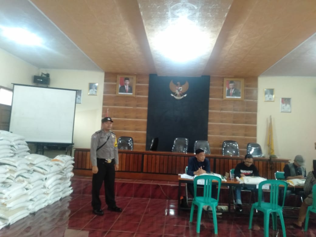Polsek Panjalu Pantau Penyaluran Bantuan Pangan Tahap III di Aula kantor Desa Sukamantri