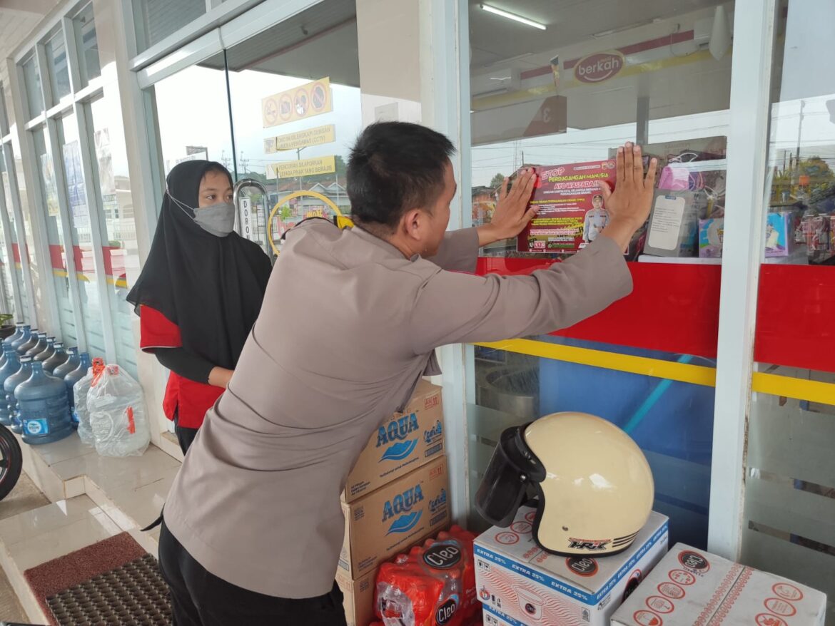 Polsek Cipaku Polres Ciamis Giat Penempelan Stiker TPPO di Depan Super Market Spbu Kecamatan Cipaku