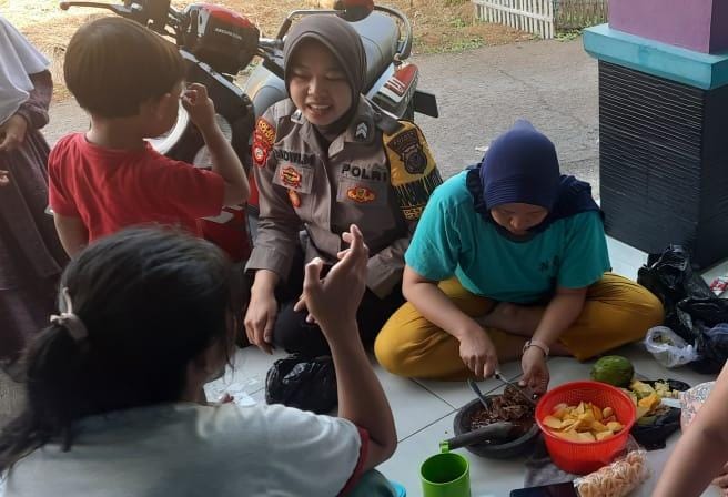 Bhabinkamtibmas Desa Saguling Silaturahmi dan Sampaikan Himbauan Kamtibmas ke Warga