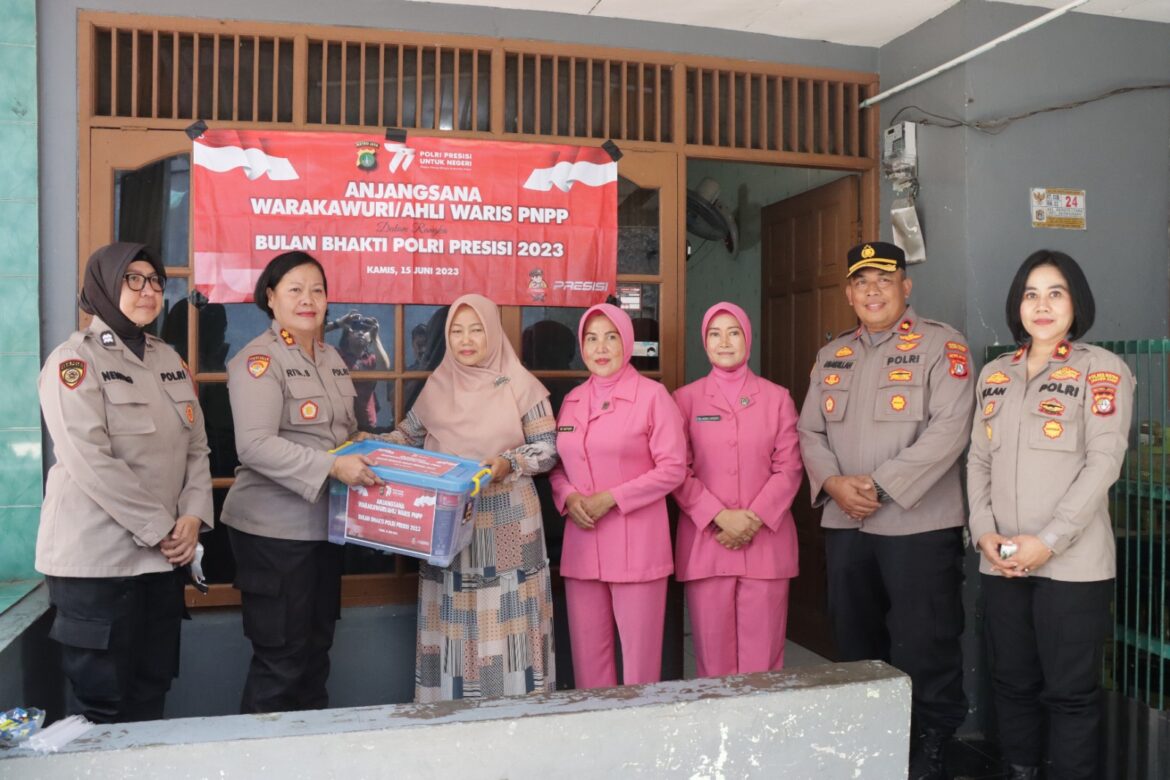 Menyambut Hari Bhayangkara ke 77, Polres Metro Jakarta Barat Melaksanakan Kegiatan Anjangsana Ke Kediaman Anggota Yang Meninggal Saat Melaksanakan Tugas