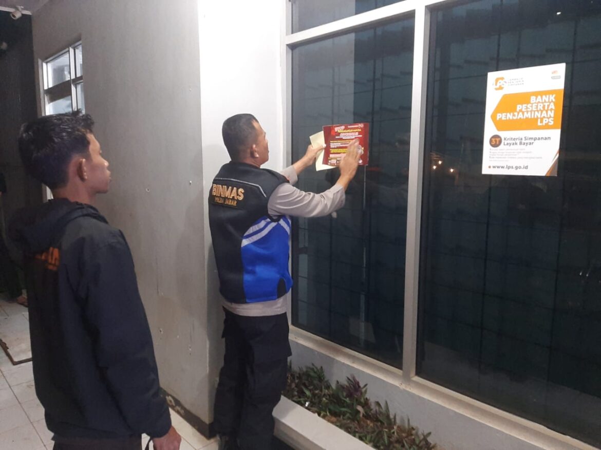 Polsek Sukadana Giat Pemasangan Poster Tindak Pidana Perdagangan Orang di Kantor BRI Unit Ciilat