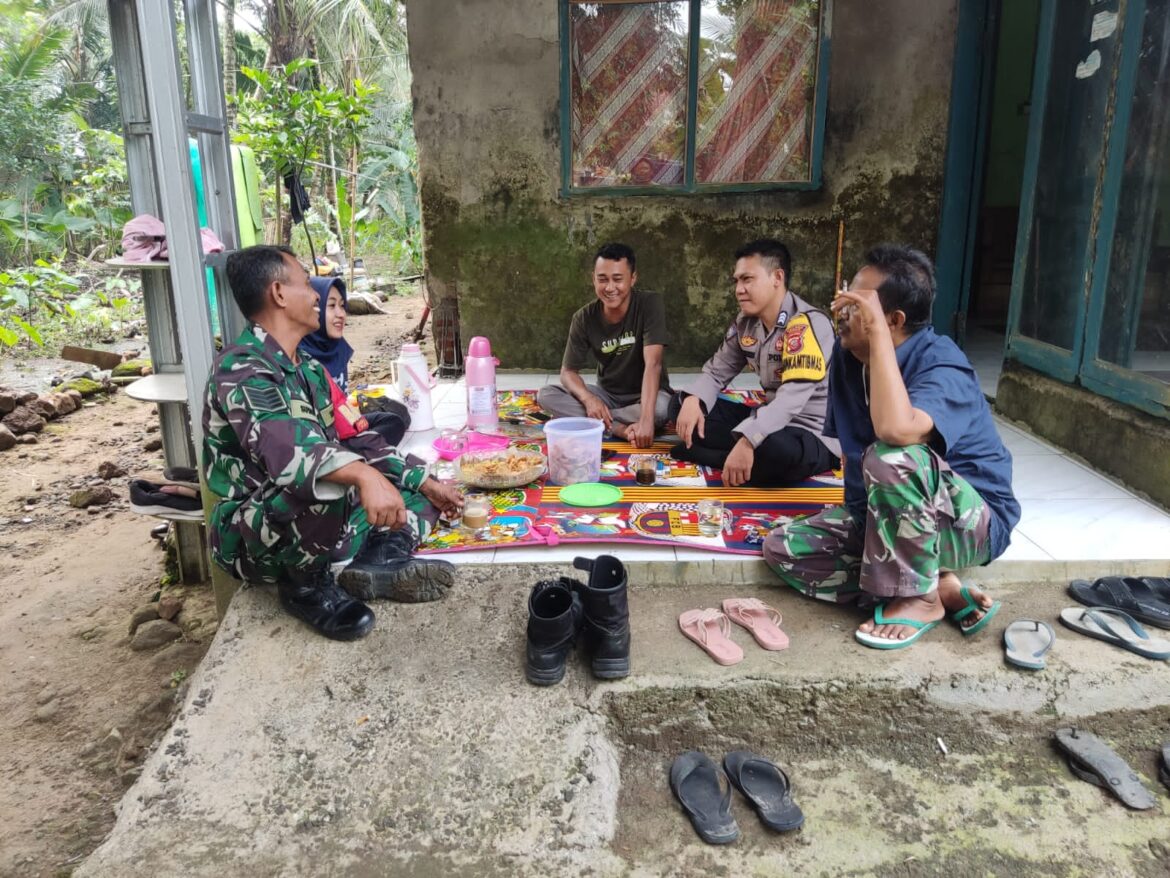 Polsek Kawali Polres Ciamis Sambang ke Warga Desa Kawalimukti Jaga Kondusifitas Kamtibmas