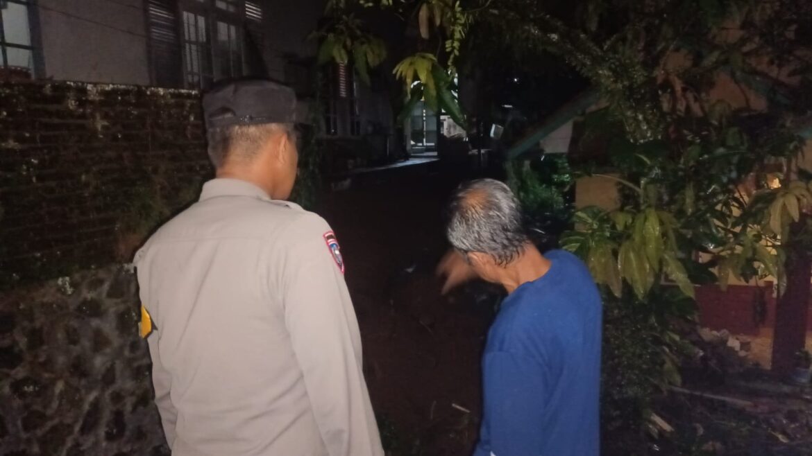 Polsek Ciamis Cek TKP Bencana Alam Longsor yang Menimpa Rumah Warga di Lingkungan Bangunsari Kelurahan Maleber
