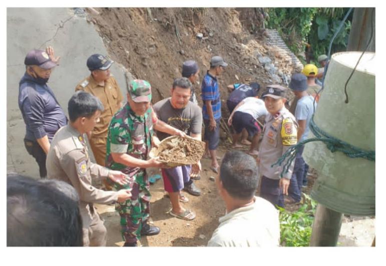 Curah Hujan Tinggi, Akibatkan Tanah Longsor di Ciawi Kabupaten Bogor