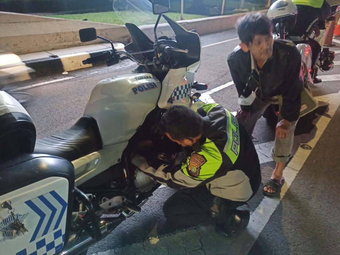 Aksi Heroik Polantas Bandara Soetta Sigap Bantu Pengendara Motor Kehabisan Bensin di Lintasan VVIP