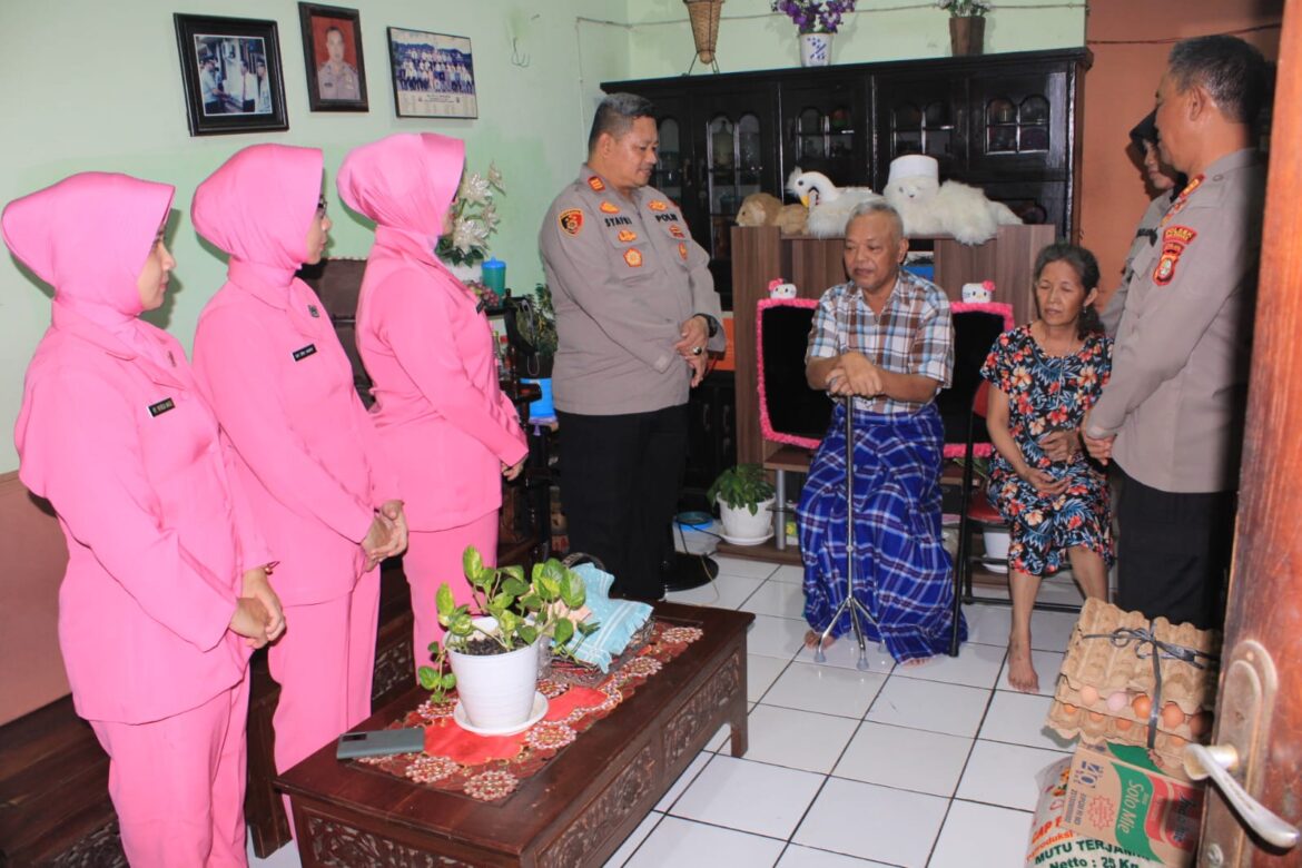 Polsek Kalideres Bersama Dengan Bhayangkari Ranting Kalideres Melaksanakan Anjangsana Kerumah Purnawirawan Personel Polsek Kalideres Yang Sedang Mengalami Sakit Menahun