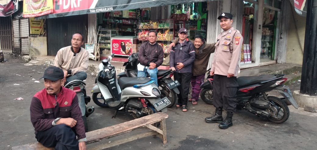 Sambang ke Desa Binaan, Bhabinkamtibmas Desa Panawangan Beri Imbauan Antisipasi TPPO