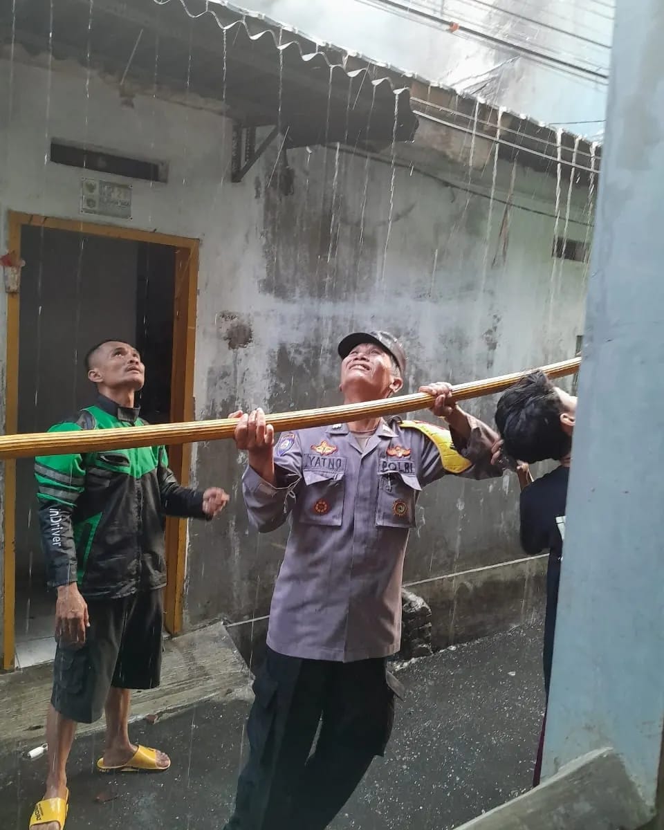 Aksi Korp Bhayangkara Berusaha Padamkan Kebakaran Diwilayah Taman Sari Jakarta Barat Curi Perhatian