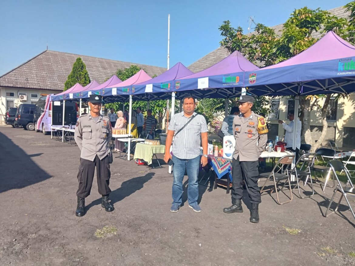Beri Rasa Aman, Polsek Ciamis Giat Pengamanan Gerakan Pangan Murah di Kantor Dinas Pertanian