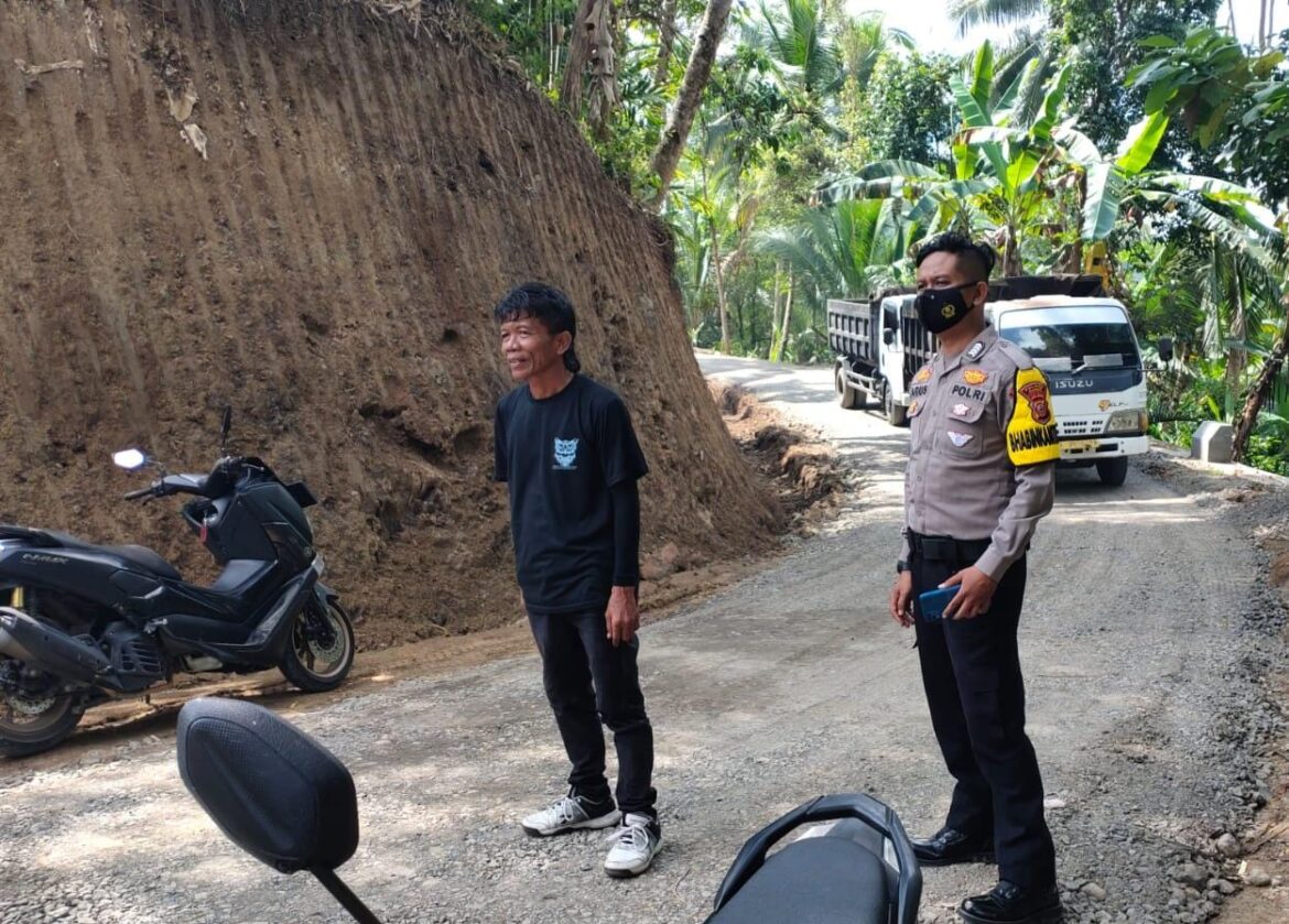 Polsek Banjarsari Giat Pengecekan Longsor Akibat Hujan dan Pantau Perbaikan Jalan di Desa Banjaranyar