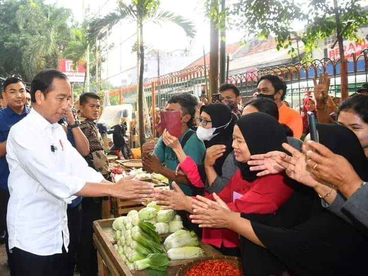 Presiden Jokowi Tinjau Harga Bahan Pangan di Pasar Palmerah