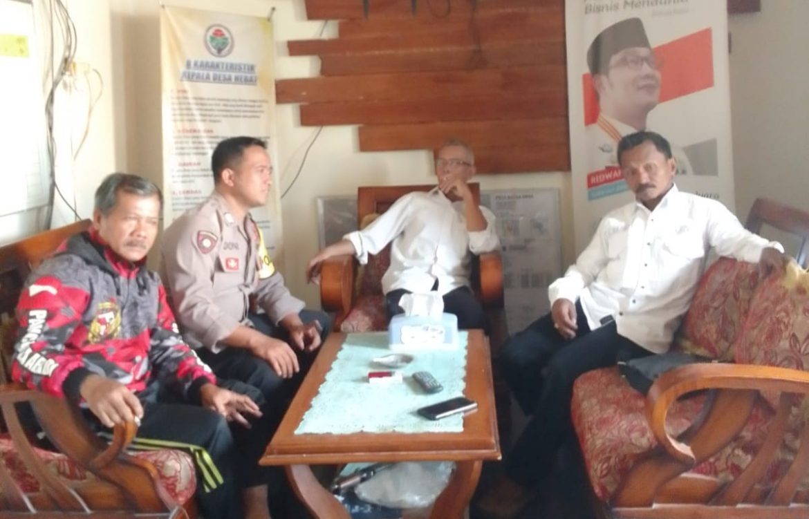 Antisipasi Gangguan Kamtibmas, Polsek Panjalu Polres Ciamis Sambang dan Silaturahmi kepada Kepala Desa Maparah