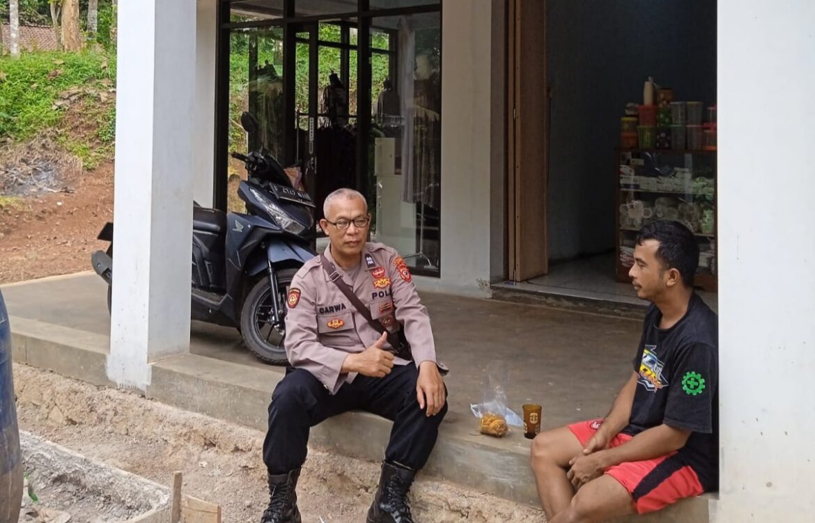 Polisi RW Sambang Warga, Aiptu Carwa Silaturahmi ke Rw di Dusun Desa Sukadana