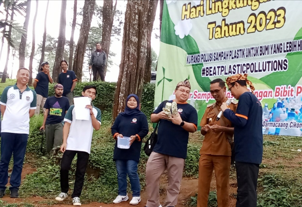 Peringati Hari Lingkungan Hidup 2023: DPRKPLH Ciamis Lakukan Pungut Sampah dan Penanaman 400 Bibit Pohon di Objek Wisata Hutan Pinus Darmacaang