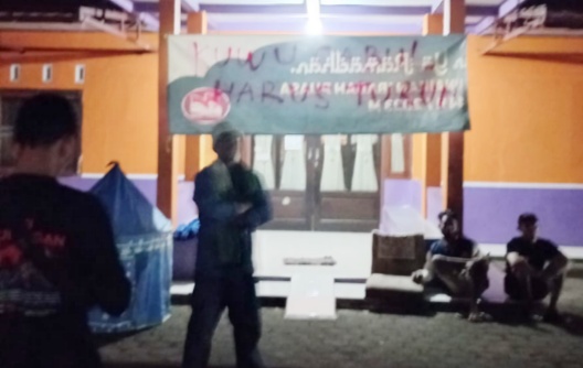 Gelar Aksi Damai:Masyarakat Gunungcupu Menginap di Halaman Kantor Desa Hingga SK Pemberhentian Kades Turun Dari Pemkab Ciamis