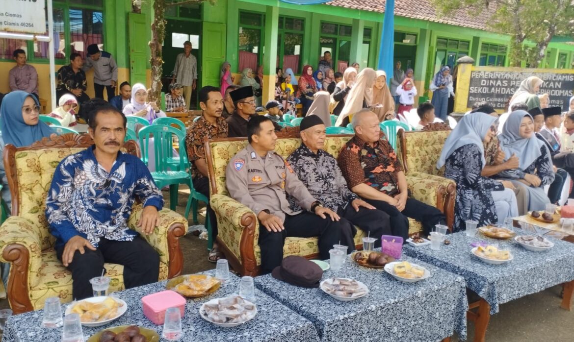 Polsek Panjalu Polres Ciamis Hadiri Perpisahan siswa siswi sekolah SDN 4 Ciomas