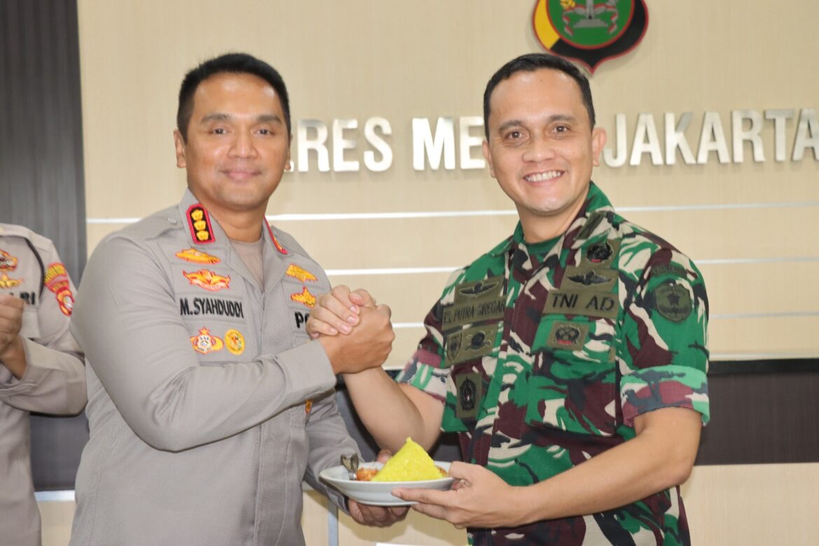 Jajaran Kodim 0503 JB Menggeruduk Mako Polres Metro Jakarta Barat