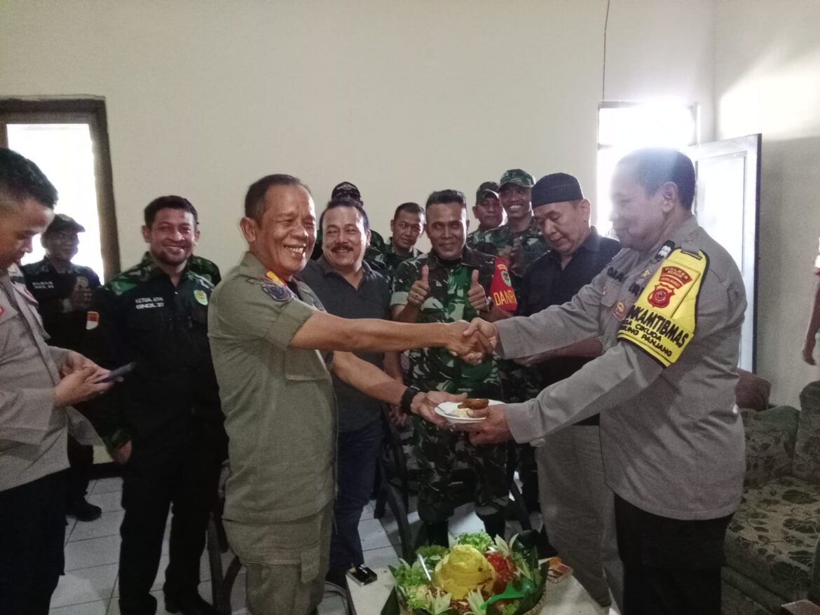HUT Bhayangkara ke 77, Danramil Bersama Camat dan Pol PP Berikan Kejutan untuk Keluarga Besar Polsek Parung Panjang