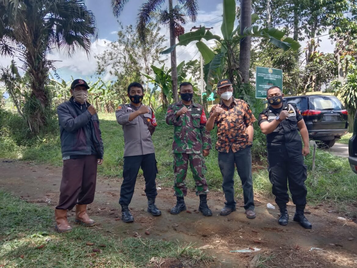 Sinergitas TNI POLRI Lakukan Sambang Warga Desa Binaan Bersama – sama