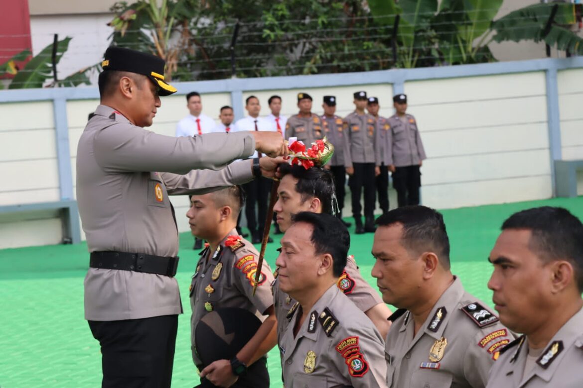 Momen Hari Bhayangkara Ke 77, Sebanyak 48 Personel Polres Metro Jakarta Barat Mendapatkan Kenaikan Pangkat Setingkat Lebih Tinggi dan 120 Anggota Terima Penghargaan
