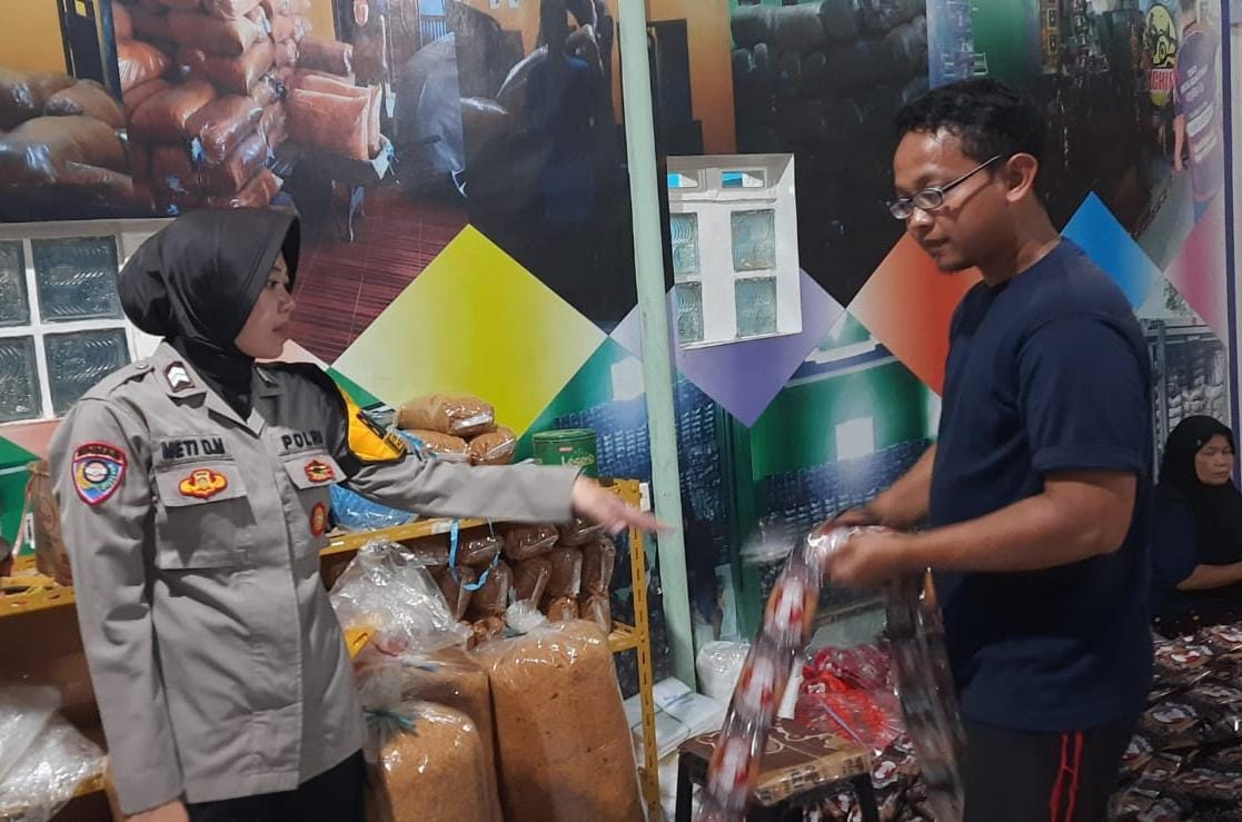 Bhabinkamtibmas Desa Saguling Sambang ke Warga Beri Imbauan Antisipasi TPPO