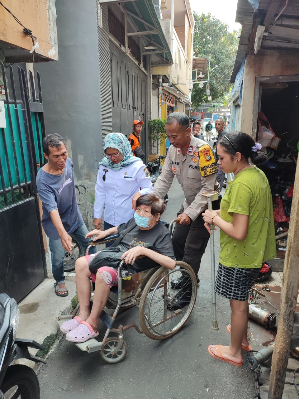 Anggota Bhabinkamtibmas Polsek Metro Taman Sari Sigap Membantu Warganya Yang Sedang Mengalami Sakit
