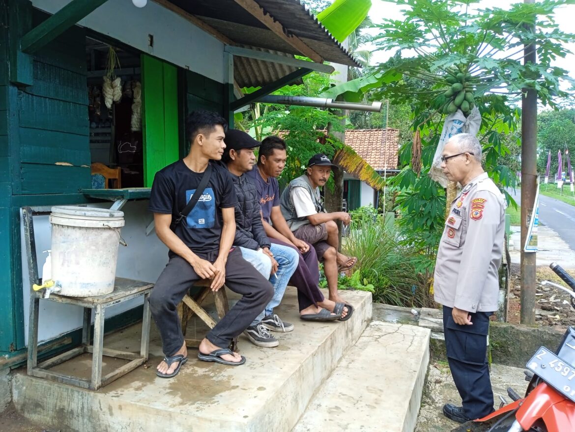 Giat Silaturahmi, Polsek Sukadana Polres Ciamis Gelar Jumat Curhat di Desa Sukadana