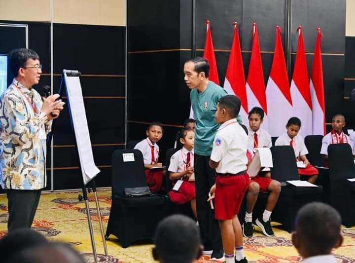 Jumpa Anak-Anak Papua, Presiden Jokowi Berikan Kuis Matematika Berhadiah Sepeda
