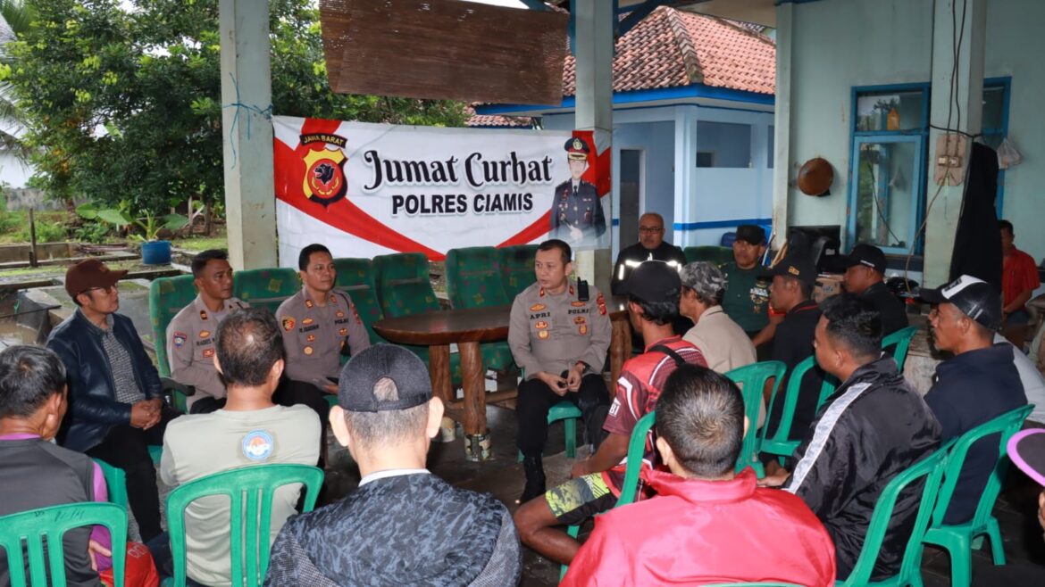 Polisi Hadir Ditengah Masyarakat, Wakapolres Ciamis Ngobrol Bareng Kamtibmas di Pasar Ikan Imbanagara