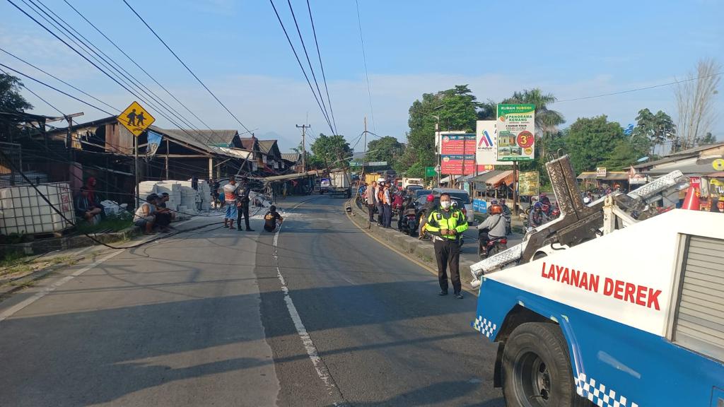 Hilang Konsentrasi Sebuah Mobil Tabrak Tiang Listrik di Kemang Bogor