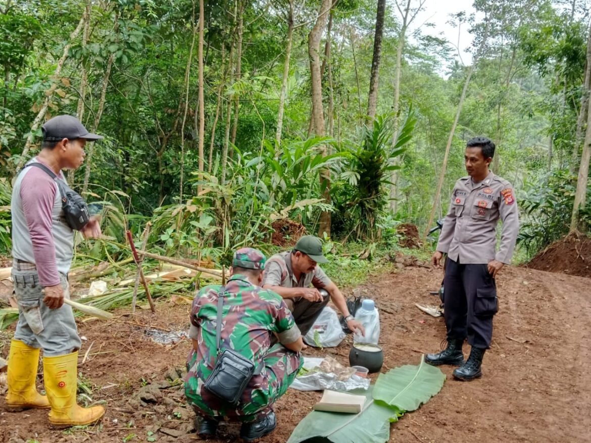 Gali Informasi, Polsek Rajadesa Polres Ciamis Sambang kepada Warga Dusun Sindangjaya Desa Tanjungsari