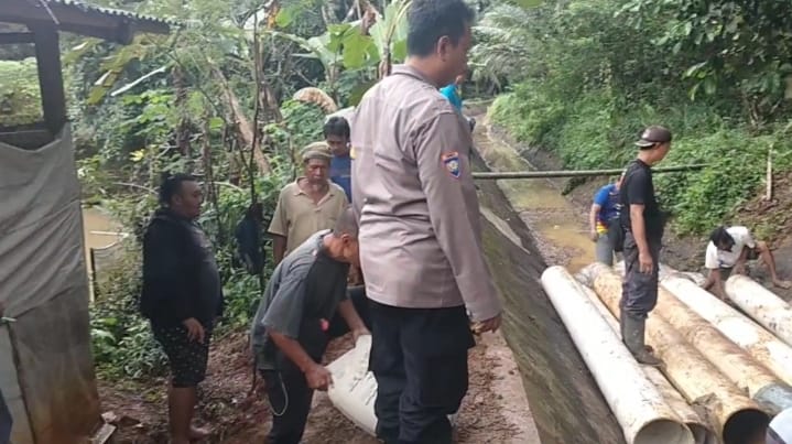 Polsek Sukadana Terjunkan Personel ke Lapangan Bantu Warga Evakuasi Material Irigasi Jebol