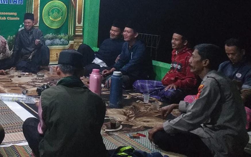 Ciptakan Kamtibmas yang Aman, Polsek Cikoneng Sambang dan Silaturahmi dengan Warga Desa Sukasenang