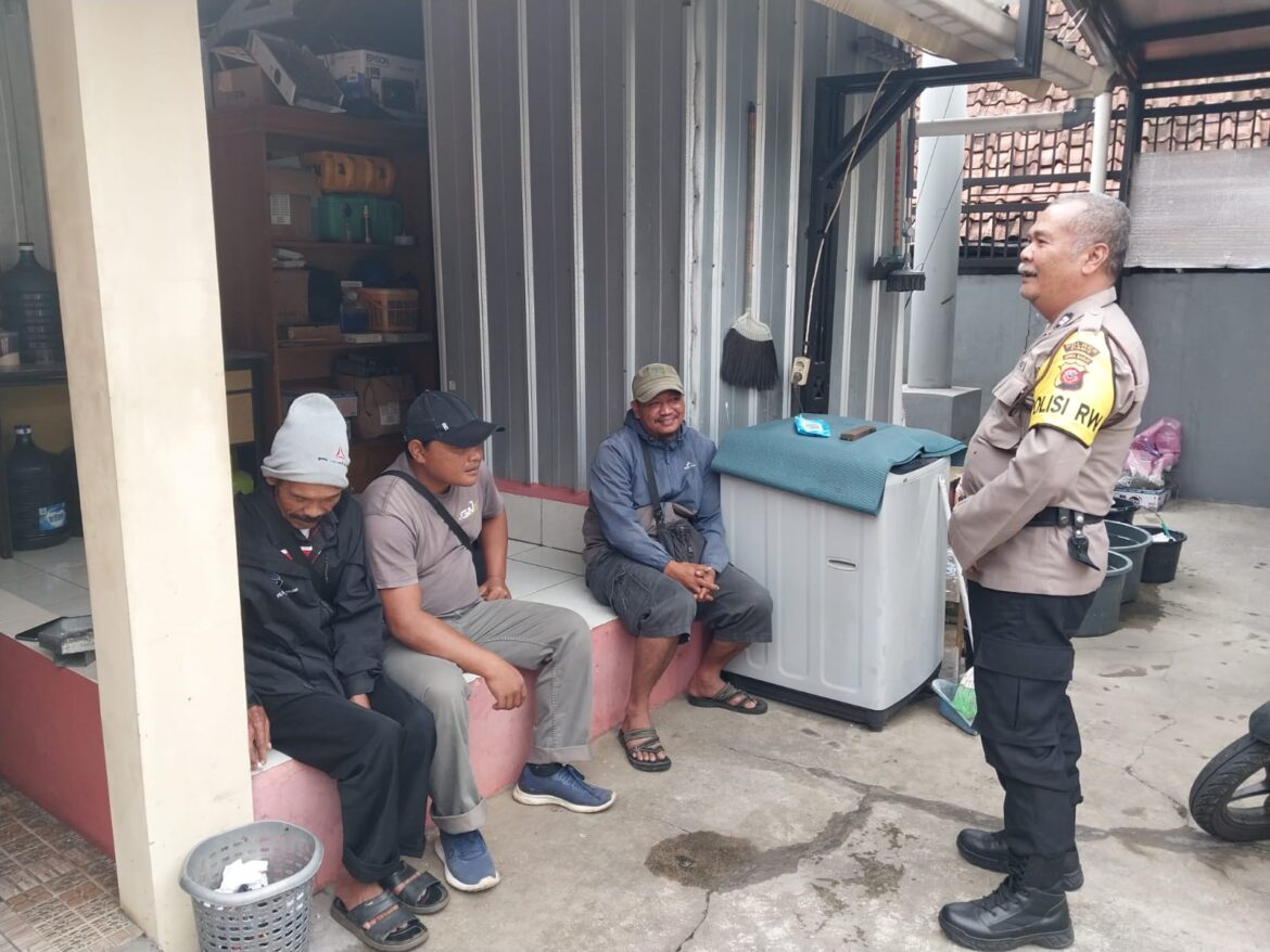 Wujudkan Harkamtibmas Personel Polsek Panumbangan Sambangi Warga dan Silaturahmi