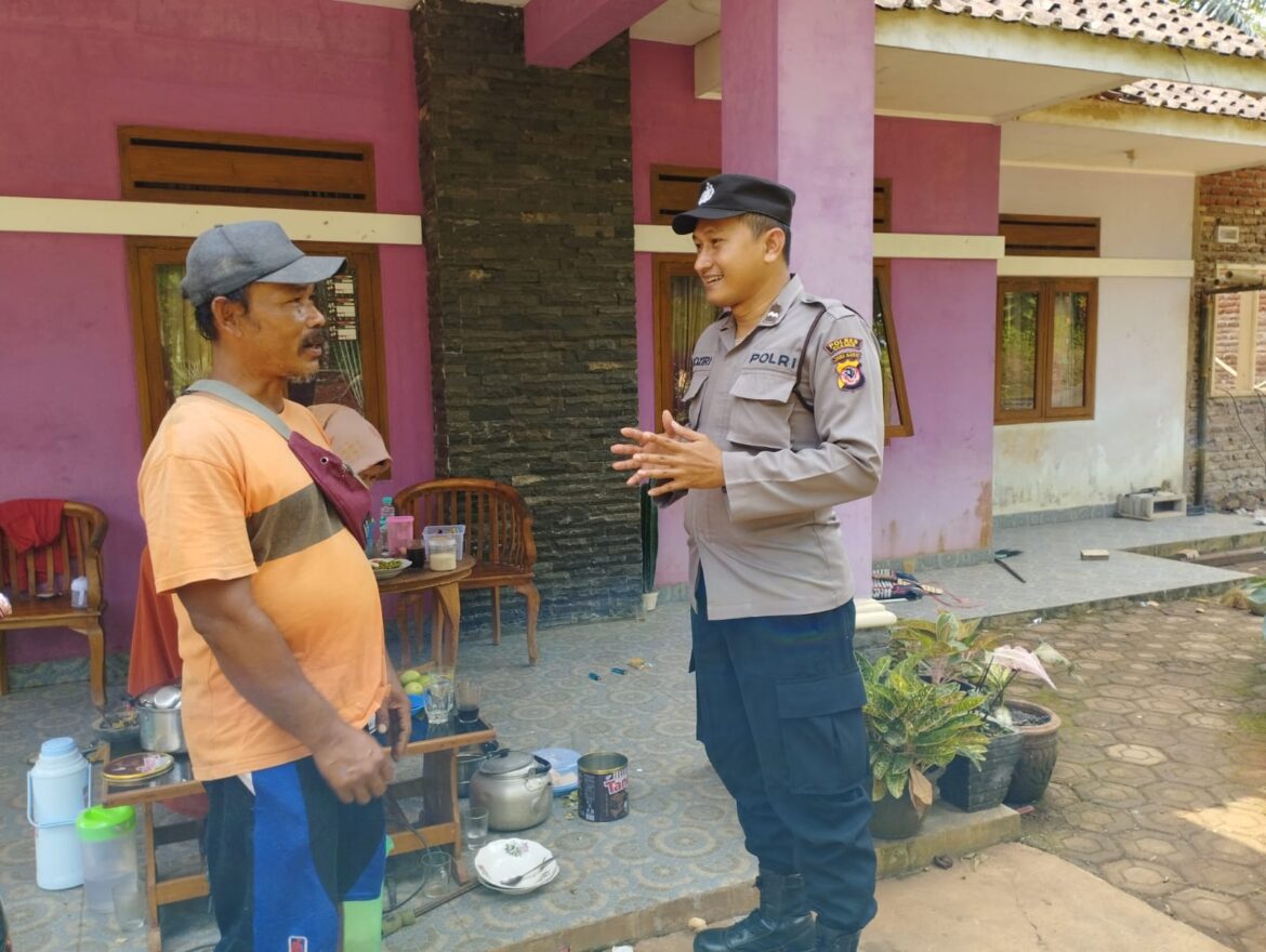 Polisi RW Sambang Warga, Aipda M. Yusuf Silaturahmi ke RW di Dusun Hilir Salakaria Sukadana
