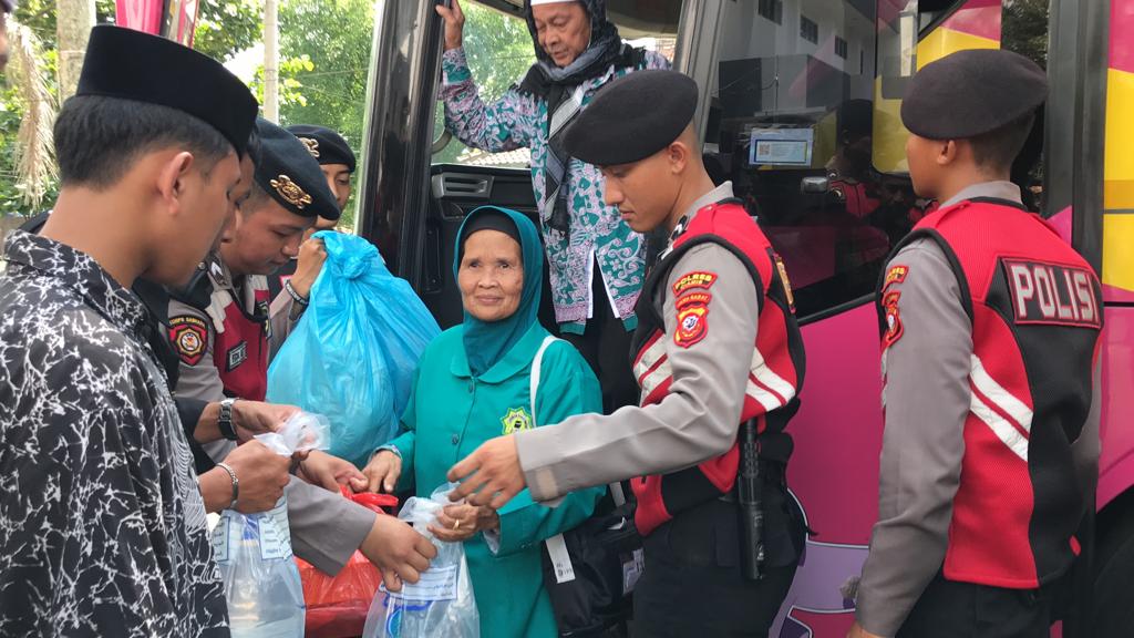 Polres Ciamis Amankan Kedatangan Jamaah Haji Ciamis Kloter 12 Jks
