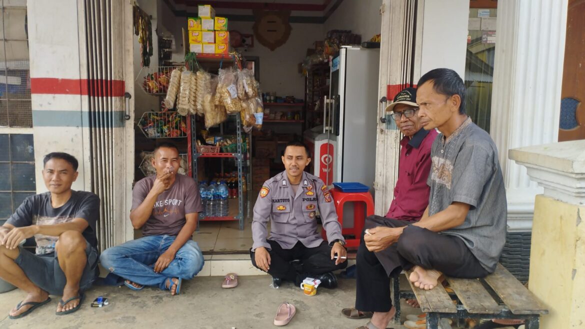 Perkuat Sinergitas, Bhabinkamtibmas Desa Ciomas Sambang ke Warga di Dusun Bojongsereh